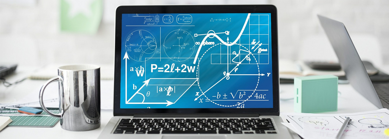 Ein Laptop mit mathematischen Formeln steht auf einem weißen Schreibtisch neben einer Tasse, Stiften und Blättern.